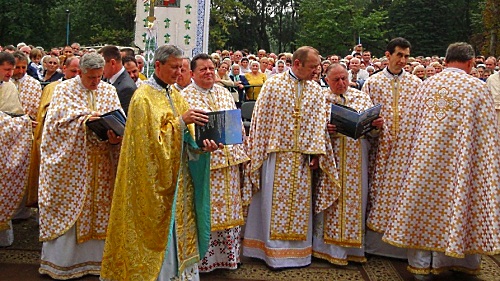 Усі священнослужителі, які брали участь у Літургії теж отримали подарунки - тільки-но виданий фотоальбом про Борислав.